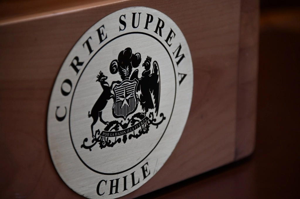 El caso no es nuevo, estalló en noviembre de 2023, cuando trascendió un audio donde Hermosilla, una asociada y un cliente -ahora también presos-, tramaban financiar una “caja negra” para corromper a funcionarios públicos y destruir evidencia, diálogo donde se hace ver que lo sugerido constituye delitos. Foto Facebook Poder Judicial de Chile