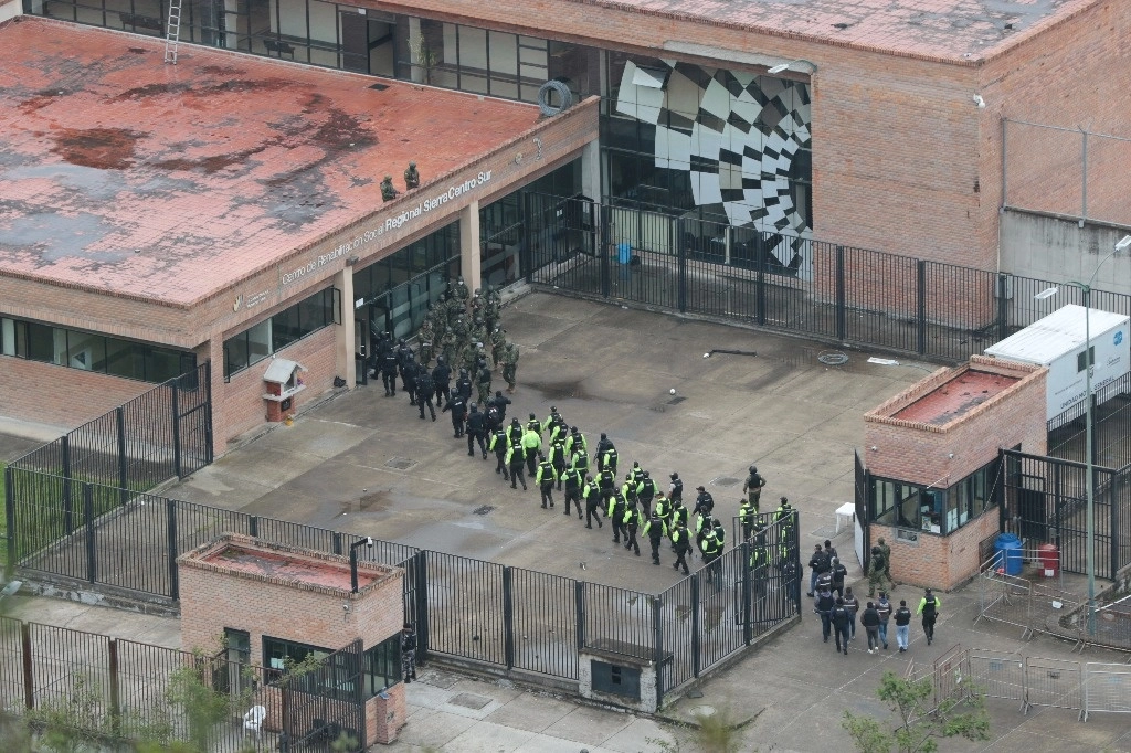 Soldados entran a la prisión de Turi, Ecuador, este domingo. Foto Ap 