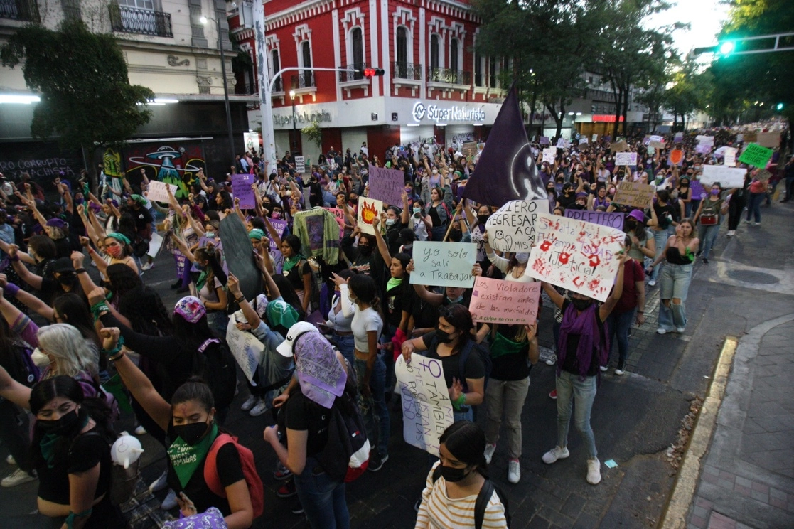 El grupo que inició el recorrido en el parque Revolución, autodenominado Feministas Radicales, rompió cristales en paraderos. Foto La Jornada