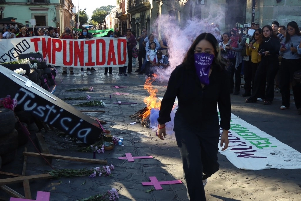 Integrantes de la Red de Mujeres Oaxaqueñas Tejiendo Comunidad colocaron una barricada con llantas, flores y cruces en el centro de la ciudad de Oaxaca, para protestar por la impunidad en los casos de feminicidio. Foto Jorge A. Pérez 