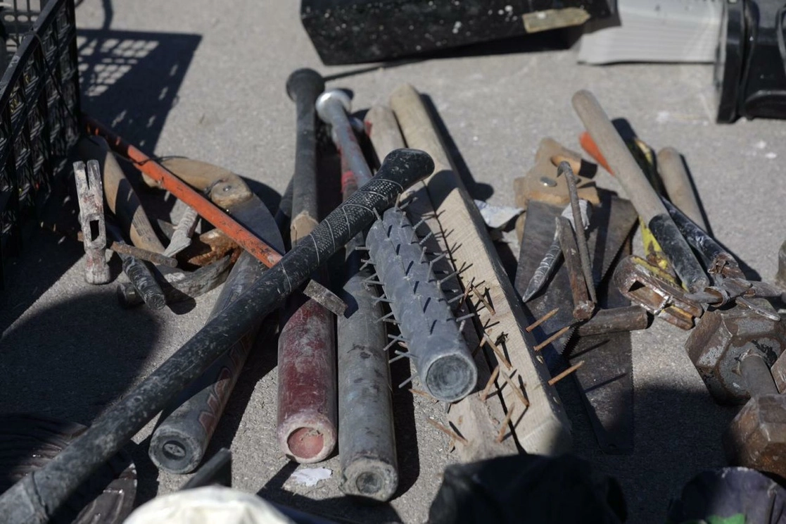Miles de artículos decomisados en el Centro Estatal de Reinserción Social 3, ubicado en Ciudad Juárez, Chihuahua, fueron destruidos ayer luego del asalto armado a ese reclusorio, que tuvo un saldo de 17 muertos, entre custodios e internos, y 30 reos que escaparon. Foto La Jornada