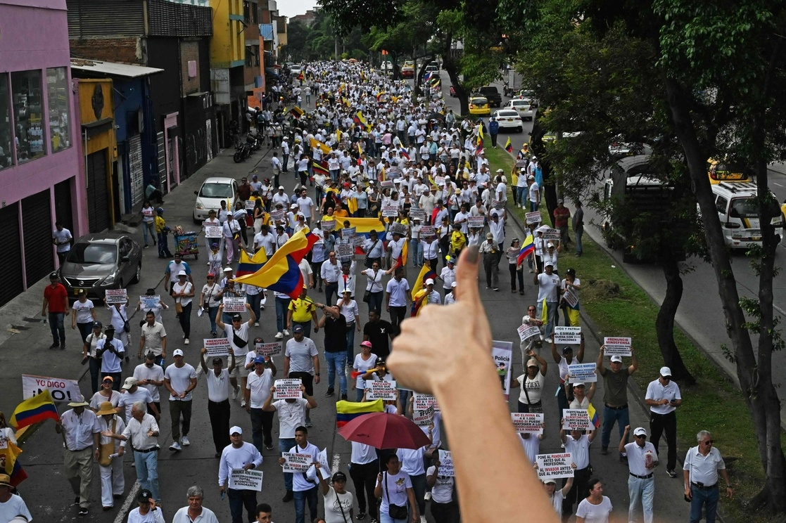 Miles de opositores al gobierno de Gustavo Petro salieron a las calles este miércoles en Colombia para protestar en su contra. Foto Afp 