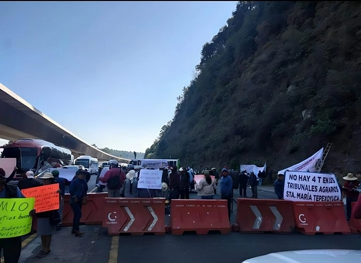 Bloqueo en la autopista México Toluca, kilómetro 25.5, en la colonia La Venta Cuajimalpa. Foto tomada de Twitter @SeGobCDMX
