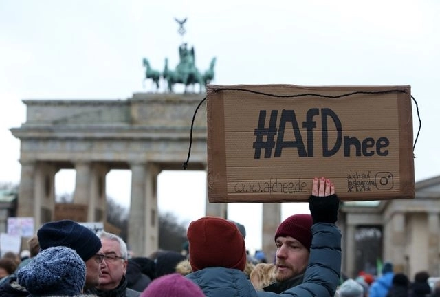  Miles de personas se manifestaron el domingo en Alemania, luego de que se reveló un proyecto de expulsión masiva de personas de origen extranjero. Foto Afp