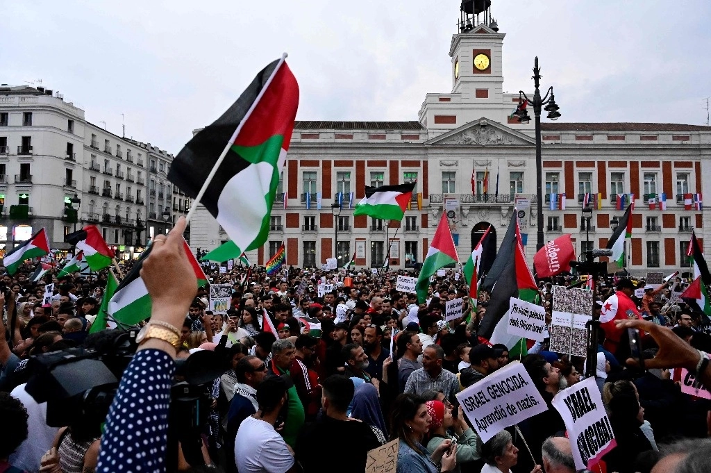 Miles de personas corearon consignas a favor de Palestina en calles de Madrid, España. Afp