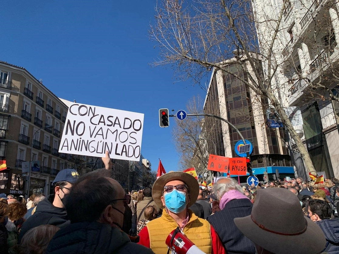 Protesta de simpatizantes de la presidenta de la Comunidad de Madrid, Isabel Díaz Ayuso. Foto Europa Press