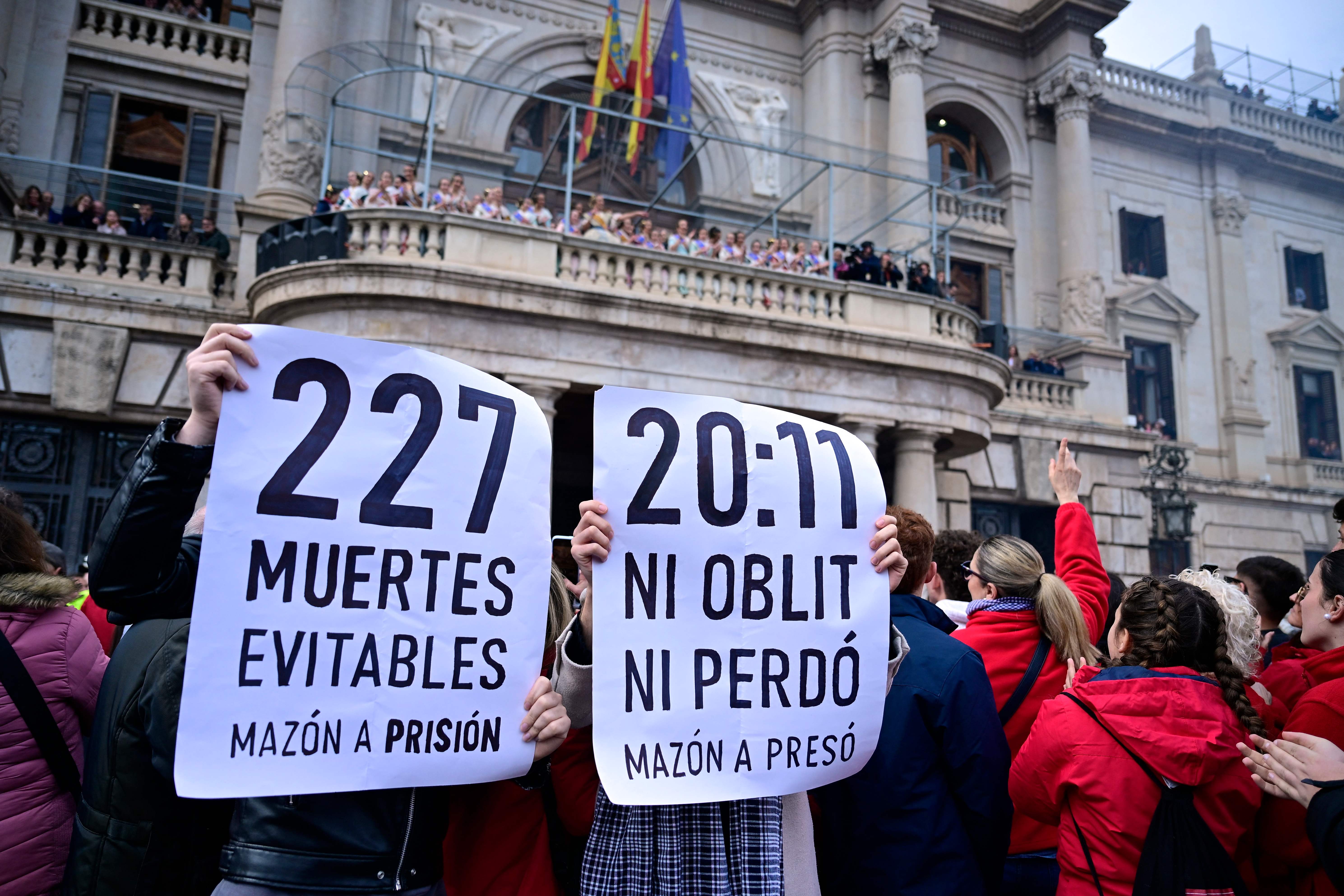Tausende Menschen bitten wieder um Carlos Mazóns Rücktritt in Valencia