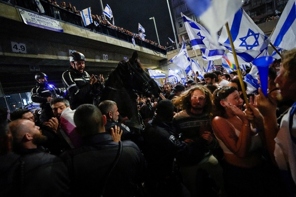 Policía montada de Israel dispersa una protesta en Tel Aviv contra la controvertida reforma judicial impulsada por el gobierno de Benjamin Netnyahu. Foto Ap 