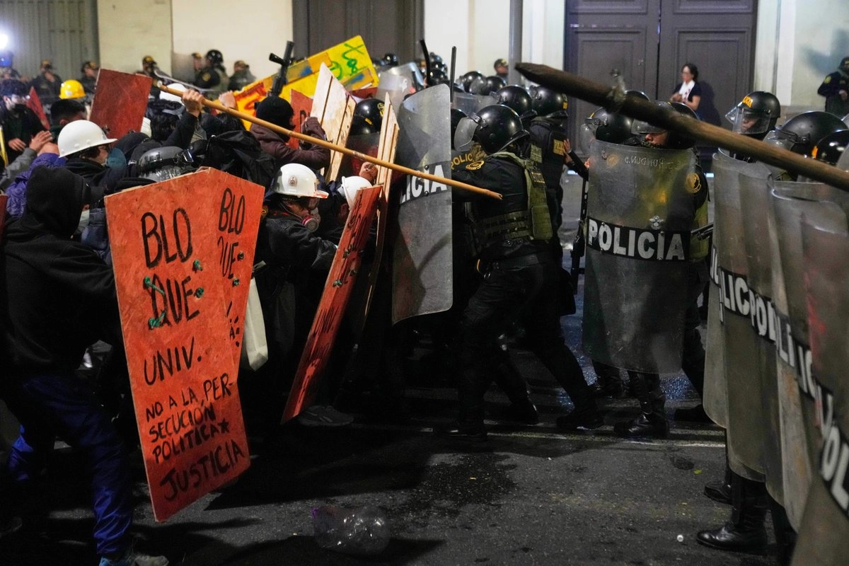Desde las 16 horas locales los ciudadanos se reunieron en las plazas Dos de Mayo y San Martín, ubicadas en el centro histórico limeño. Foto