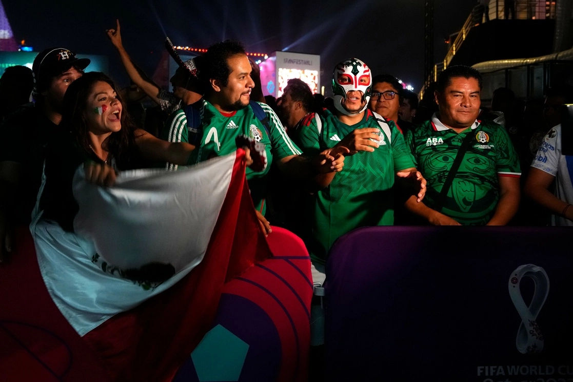Aficionados mexicanos asisten a la ‘fan zone’, único sitió donde se venderán bebidas alcohólica durante el Mundial de Qatar 2022. Foto Ap