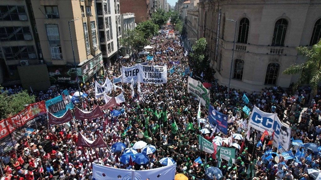 Vista aérea de una manifestación contra el gobierno de Javier Milei, en Córdoba, Argentina, el 24 de enero de 2024. Foto Afp 
