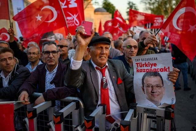 Miles de personas protestaron este miércoles en la plaza Beyazit frente a la Universidad de Estambul para exigir la liberación del exalcalde de la ciudad. Foto 