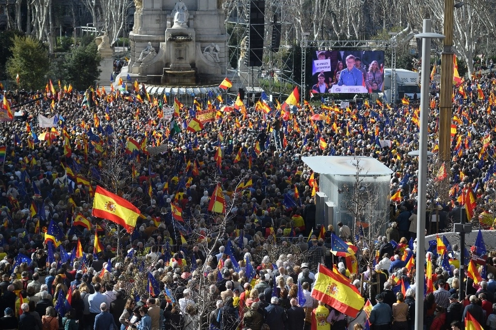 Miles de personas durante una manifestación convocada por el PP, hoy en Madrid. Foto Europa Press