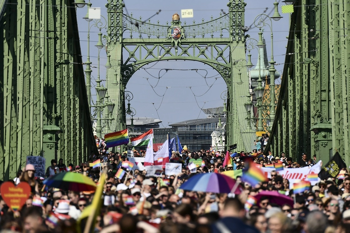 Es la marcha en favor de la comunidad LGBT+ más concurrida en 26 años, ya que se estima que participaron 10 mil personas, dijeron los organizadores. Foto Ap