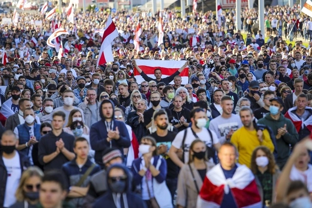 Decenas de miles de personas se manifestaron en Minsk, capital de Bielorrusia, en una nueva marcha de protesta contra la relección de Alexander Lukashenko. Foto Ap 