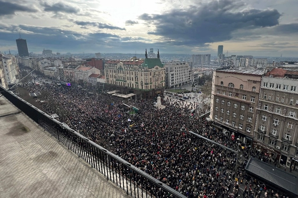 Miles de personas salieron a las calles de Belgrado, capital de Serbia, para exigir que se repitan las elecciones parlamentarias. Foto Afp