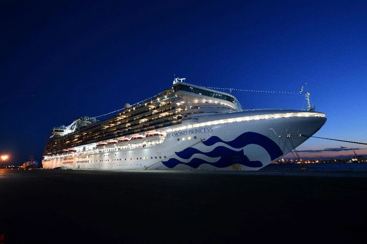 En el "Diamond Princess", en cuarentena frente a Yokohama, el número de casos declarados por coronavirus a bordo se duplicó a 20. Foto Afp