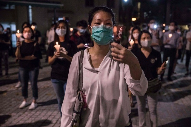 Vigilia en el aniversario 31 de la masacre de Tiananmen, afuera de una iglesia en Hong Kong. Foto Afp