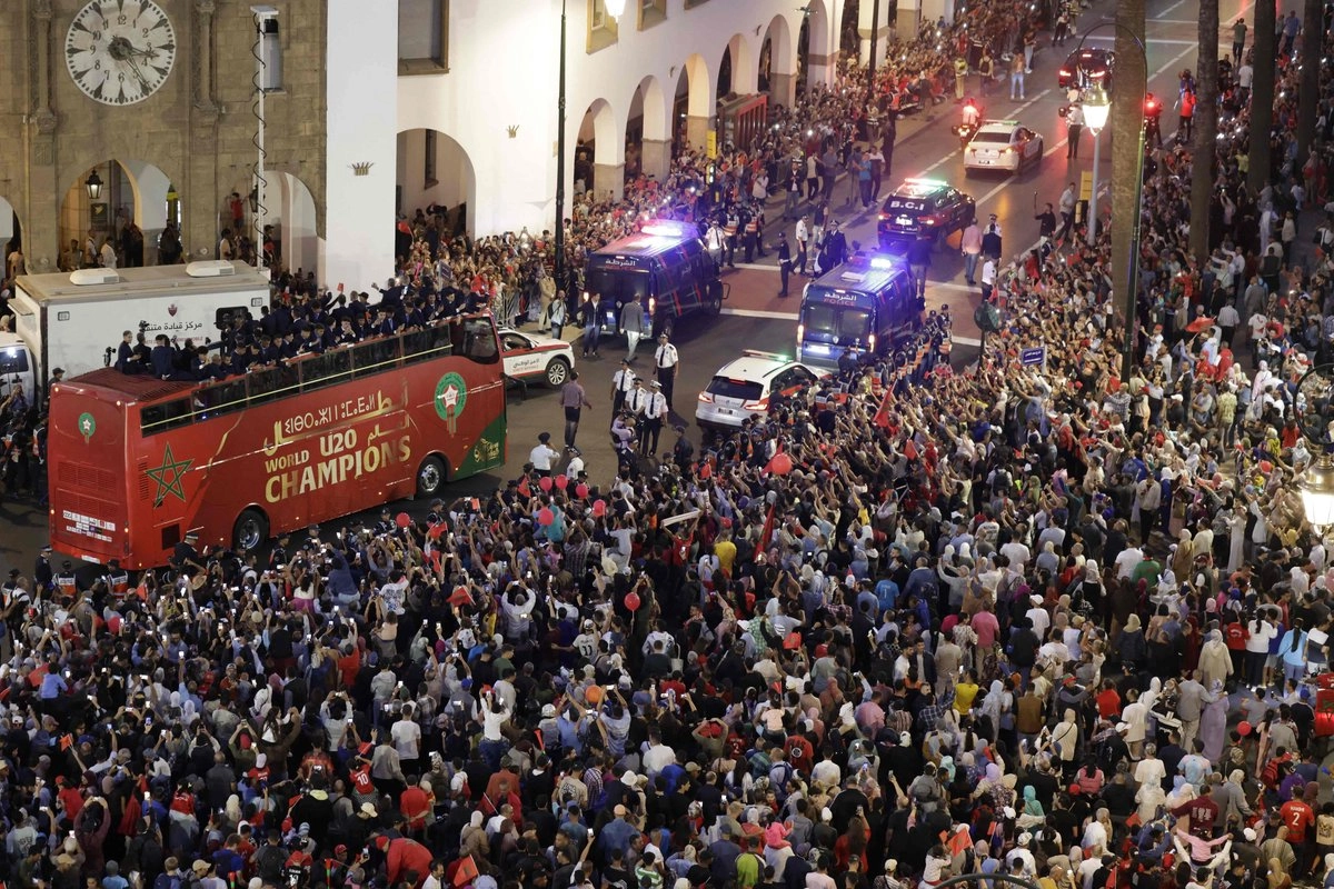 Marroquíes en Rabat durante el desfile de la selección de futbol sub-20 que se coronó en el Mundial de la especialidad tras derrotar a Argentina 2-0. Imagen del 22 de octubre de 2025. Foto 
