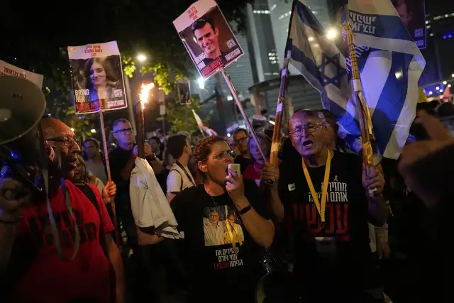 Familiares y partidarios de los rehenes israelíes retenidos en la Franja de Gaza por el grupo militante Hamás piden su liberación durante una protesta en Tel Aviv. Foto Ap