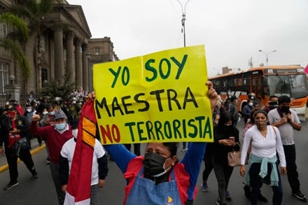 Miles de simpatizantes del socialista Pedro Castillo (imagen) y de la derechista Keiko Fujimori marcharon ayer en Lima para reclamar la victoria de sus respectivos candidatos en la segunda vuelta de las elecciones presidenciales de Perú. Foto Ap