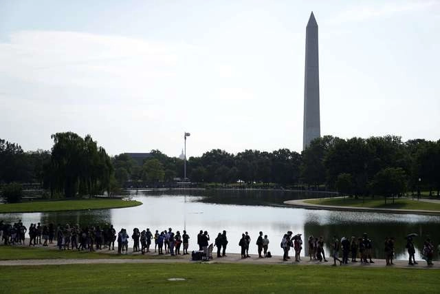 Tras días de violentas protestas por el violento arresto de un afroestadunidense en Wisconsin, se espera que decenas de miles copen la explanada de Washington. Foto Afp 