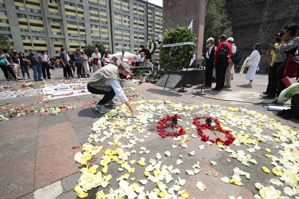 David Roura, integrante del Comité del 68, realizó una guardia de honor en la Explanada de Tlatelolco por los fallecidos durante los acontecimientos del 2 de octubre de 1968. Foto María Luisa Severiano