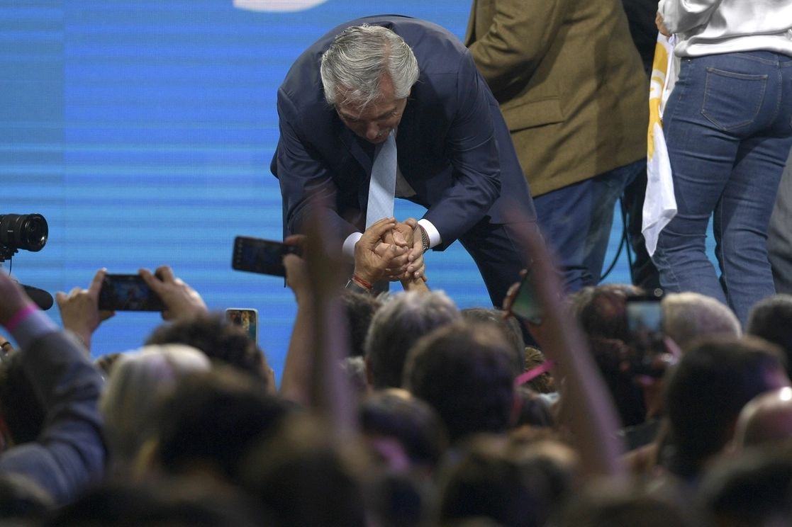 El presidente argentino, Alberto Fernández, dijo el domingo que convocará a los líderes de la oposición para consensuar proyectos. En la imagen, el mandatario saluda a sus partidarios, después de las elecciones parlamentarias de mitad de período en Buenos Aires, el 14 de noviembre de 2021. Foto Afp 