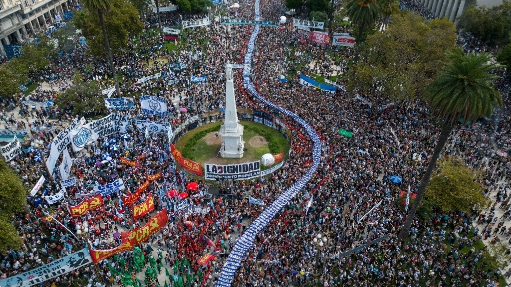 Miles de personas participan en el Día de la Memoria, que marca un aniversario más del golpe ocurrido en Argentina en 1976. Foto Ap