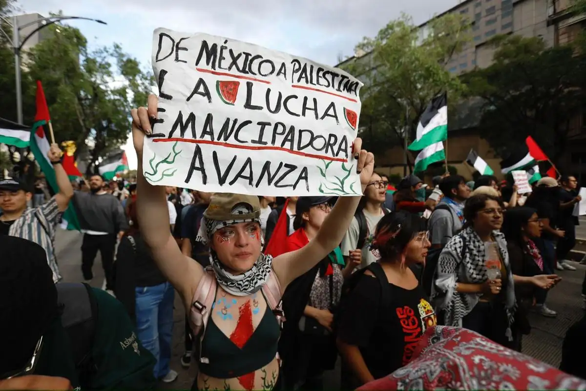 Manifestantes durante la marcha sobre Paseo de la Reforma. Foto 