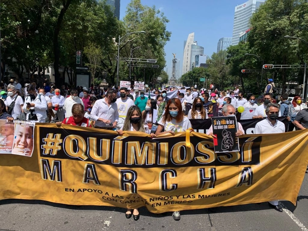 Ciudadanos marchan sobre Paseo de la Reforma en protesta por falta de quimioterapias para niños con cáncer. Foto Víctor Camacho