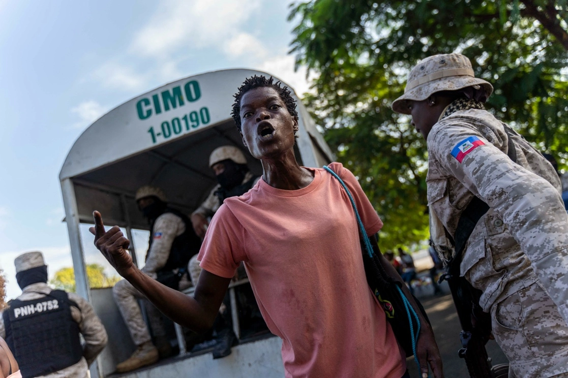 Una mujer exige la renuncia del primer ministro haitiano Ariel Henry en el aniversario de la muerte del líder revolucionario haitiano Jean-Jacques Dessalines. Foto Afp