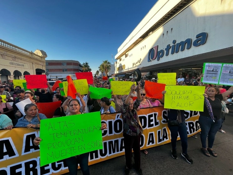 Habitantes de Hermosillo, Sonora, ayer, durante la protesta que llevaron a cabo en las calles de esa capital. Según los inconformes, los recibos de luz han pasado de 2 mil y 2 mil 500 pesos a 15 mil pesos. Foto Cristina Gómez Lima 