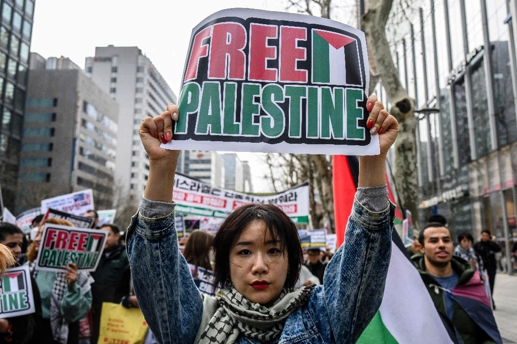 
Una mujer sostiene un cartel que dice “Palestina libre” durante una protesta en apoyo del pueblo palestino, en Seúl, el 30 de marzo de 2024. Foto Afp