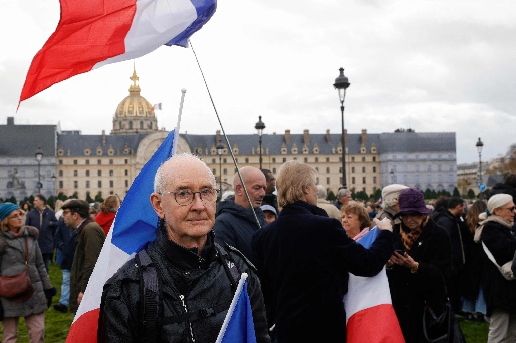 Miles de personas se congregaron en París para marchar en contra del antisemitismo que ha resurgido en Francia desde que reinició el conflicto entre Hamas e Israel. Foto Afp