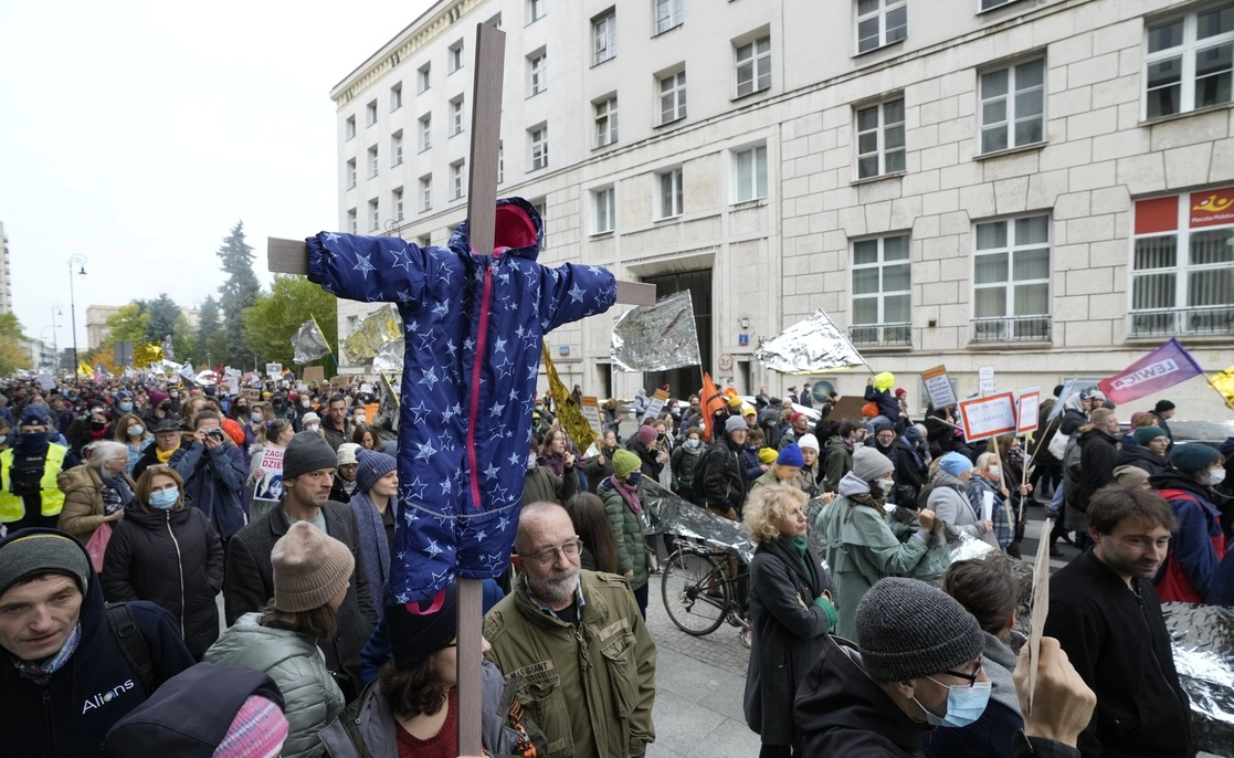 Manifestaciones multitudinarias en Varsovia en solidaridad de los migrantes rechazados por el gobierno en la frontera con Bielorrusia. Foto Ap