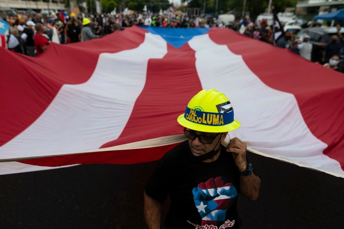 Más de 4 mil personas se manifestaron en Puerto Rico para denunciar cómo la falta de electricidad ha afectado a su salud, su trabajo y la escolarización de sus hijos. Foto Ap 