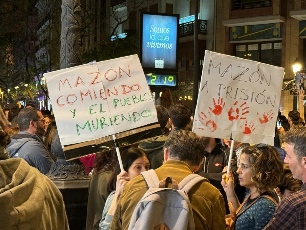 Miles de personas se manifiestan en el centro de Valencia para exigir la dimisión de Carlos Mazón, tras la gestión de crisis provocada por las fuertes lluvias en la región, el 9 de noviembre de 2024. Foto Luis Hernández