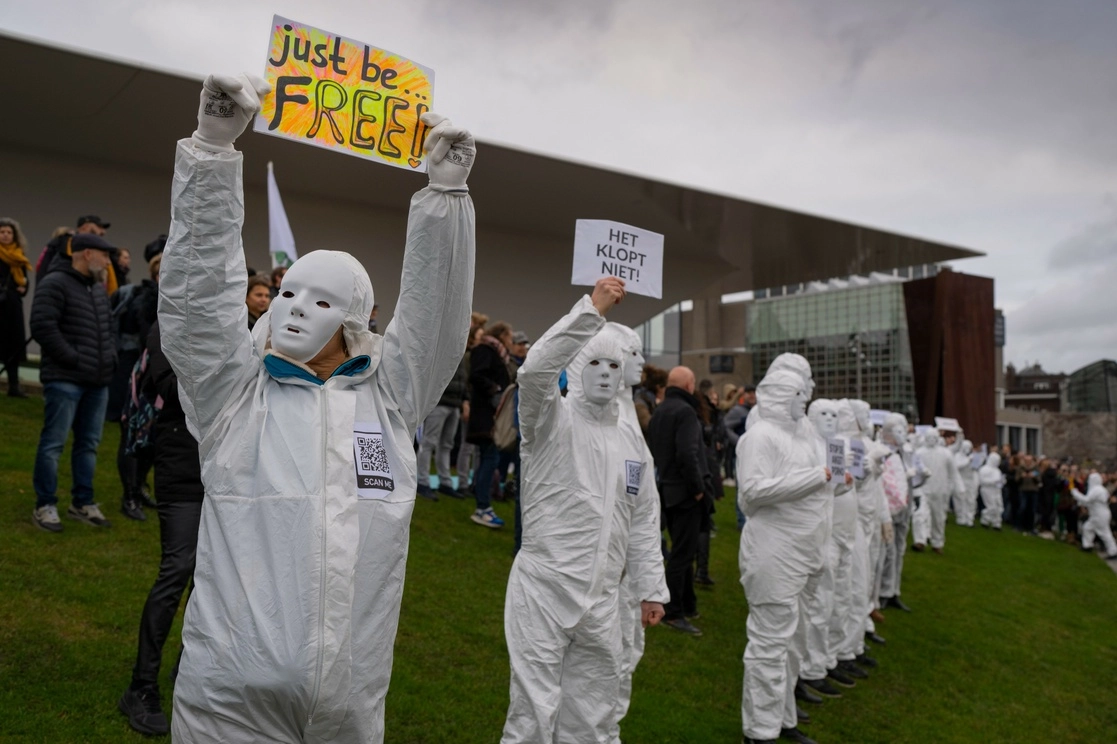 Miles de personas se reúnen para protestar en contra de las medidas de confinamiento del gobierno holandés, en Ámsterdam, Holanda, el domingo 2 de enero de 2022. Foto Ap