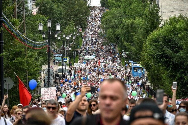 Mas de 50 mil personas se manifestaron en Jabarovsk en apoyo del gobernador Serguei Furgal. Foto Ap
