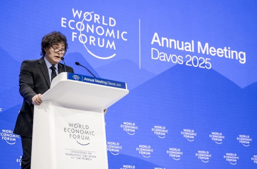 El presidente de Argentina, Javier Milei, se dirige a la audiencia durante la reunión anual del Foro Económico Mundial (WEF) en Davos el 23 de enero de 2025. Foto Afp