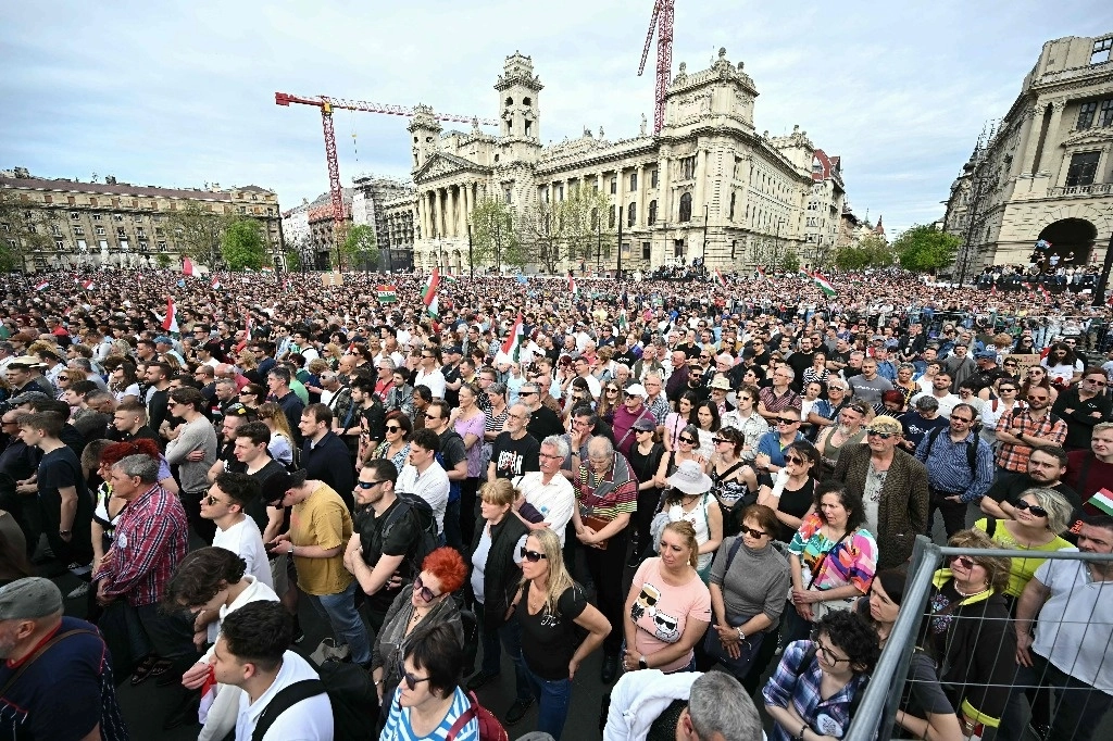 Los manifestantes participan en una marcha y manifestación organizada por la figura de la oposición húngara Peter Magyar, abogado húngaro, ex miembro del gobierno y ex marido del ex ministro de Justicia Varga, en el centro de Budapest el 6 de abril de 2024, para denunciar al gobierno húngaro y la corrupción. Foto Afp