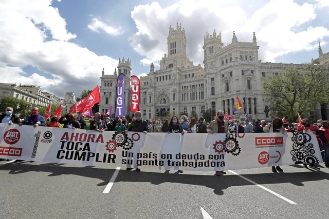 Protesta frente al ayuntamiento durante la manifestación del 1 de mayo en Madrid. Foto Ap