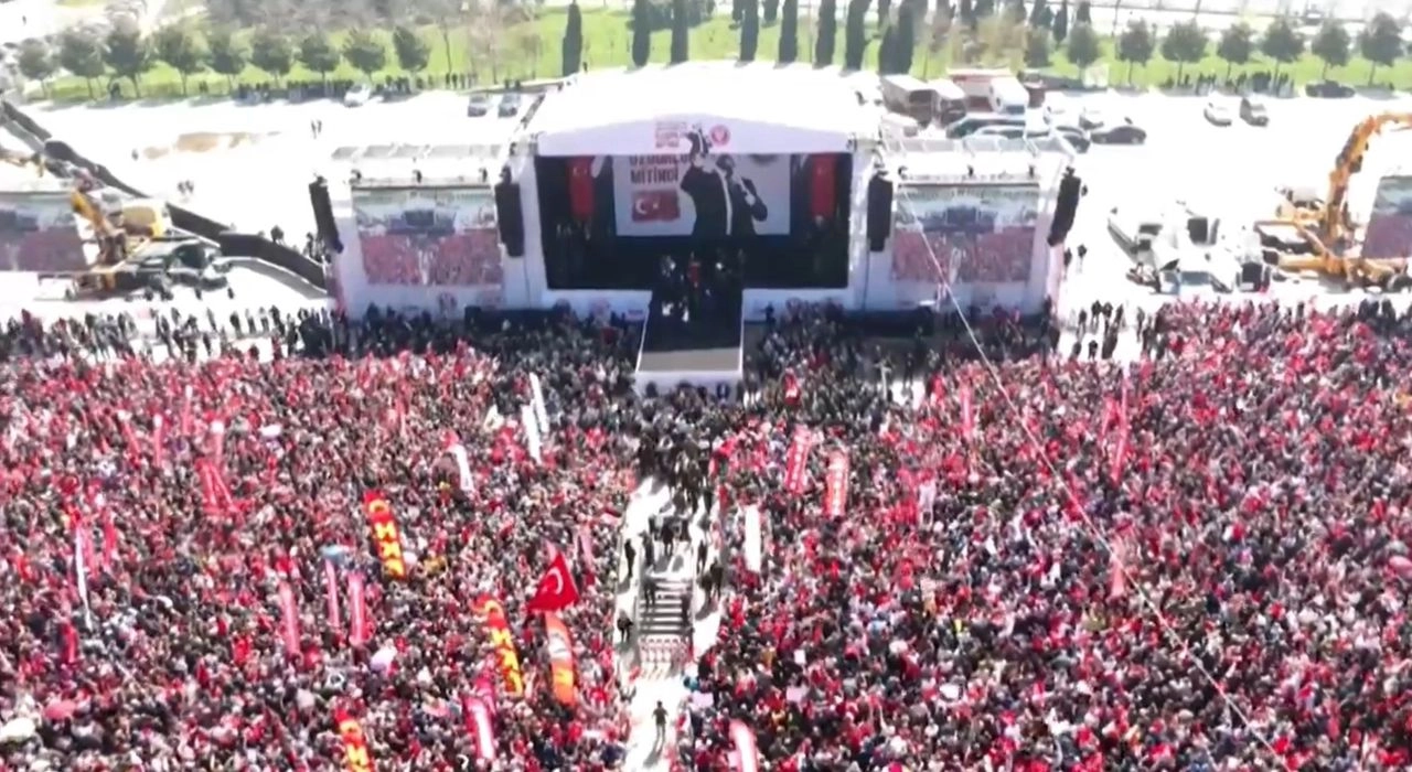 Manifestación en apoyo al dirigente opositor turco Ekrem Imamoglu en Estambul, Turquía. el 29 de marzo de 2025.
