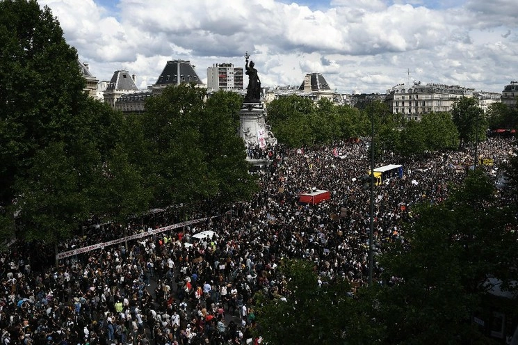 Manifestantes que protestan contra el racismo y la brutalidad policial en la Place de la Republique en París. Foto Afp
