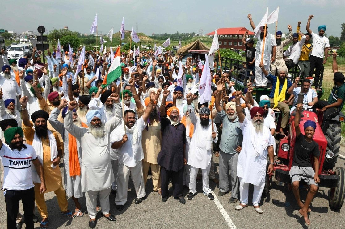 Productores agrícolas se sumaron a las protestas cerca de la capital Nueva Delhi. Foto Afp