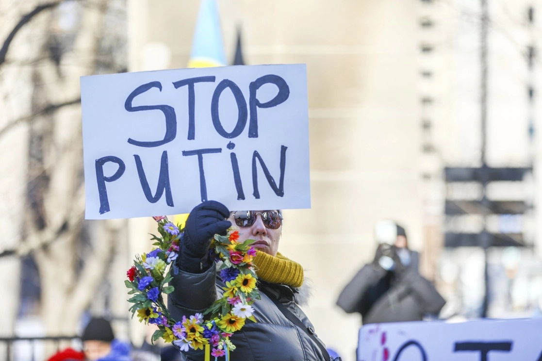 Un manifestante protesta contra la acción militar de Rusia en Ucrania, en Roddick Gates en Montreal, el 24 de febrero de 2022. Foto Ap