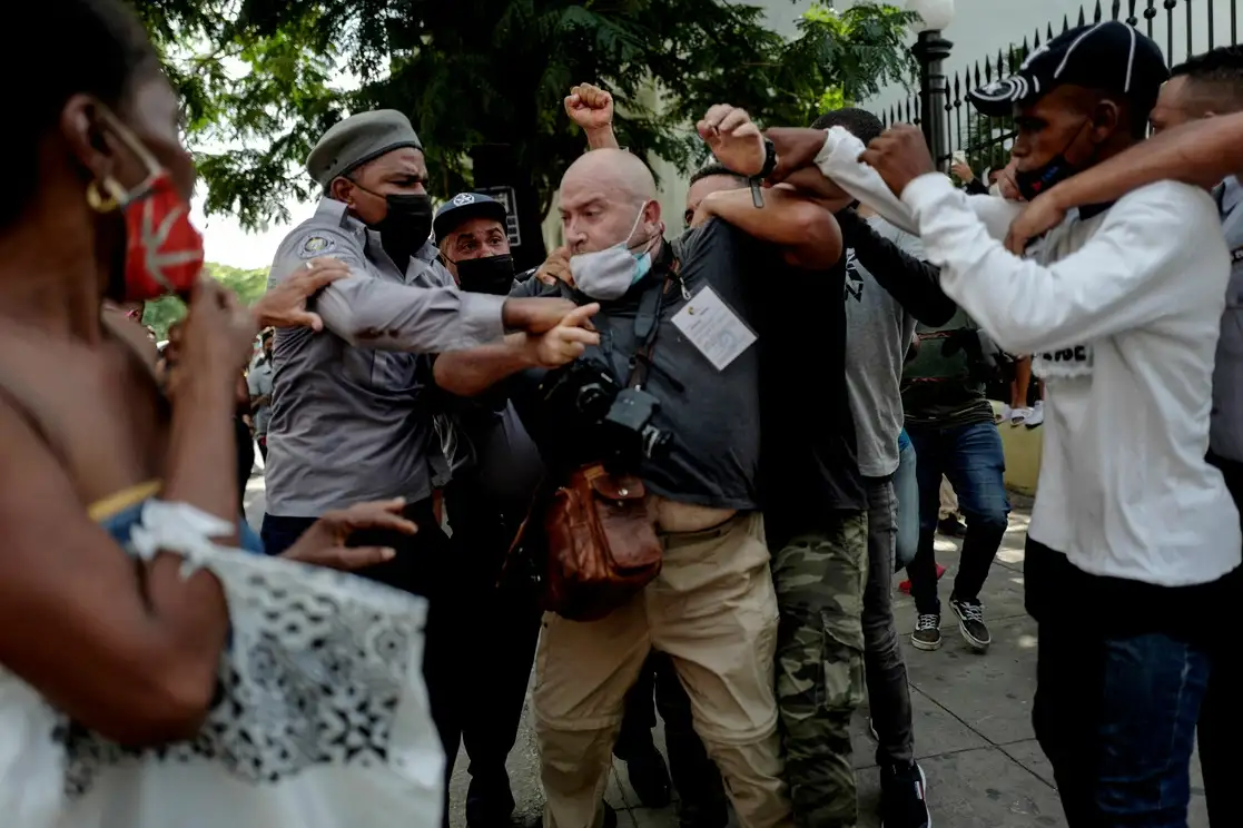 Ramón Espinosa, fotógrafo de AP, es detenido por la policía mientras cubre la protesta en La Habana. Foto Adalberto Roque/ AFP