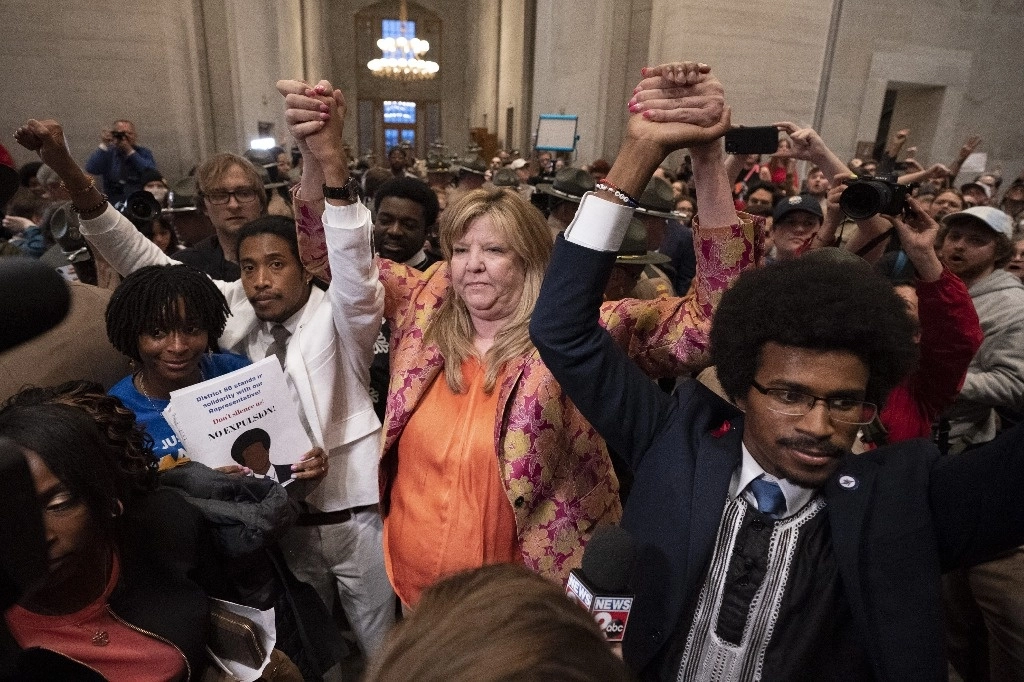 Justin Jones, de Nashville (izquierda) y Justin Pearson, de Memphis, flanquean a su correligionaria demócrata Gloria Johnson, de Knoxville, luego de que se anunciara la expulsión de los dos afrodescendientes en el Congreso de Tenesi. Foto Ap