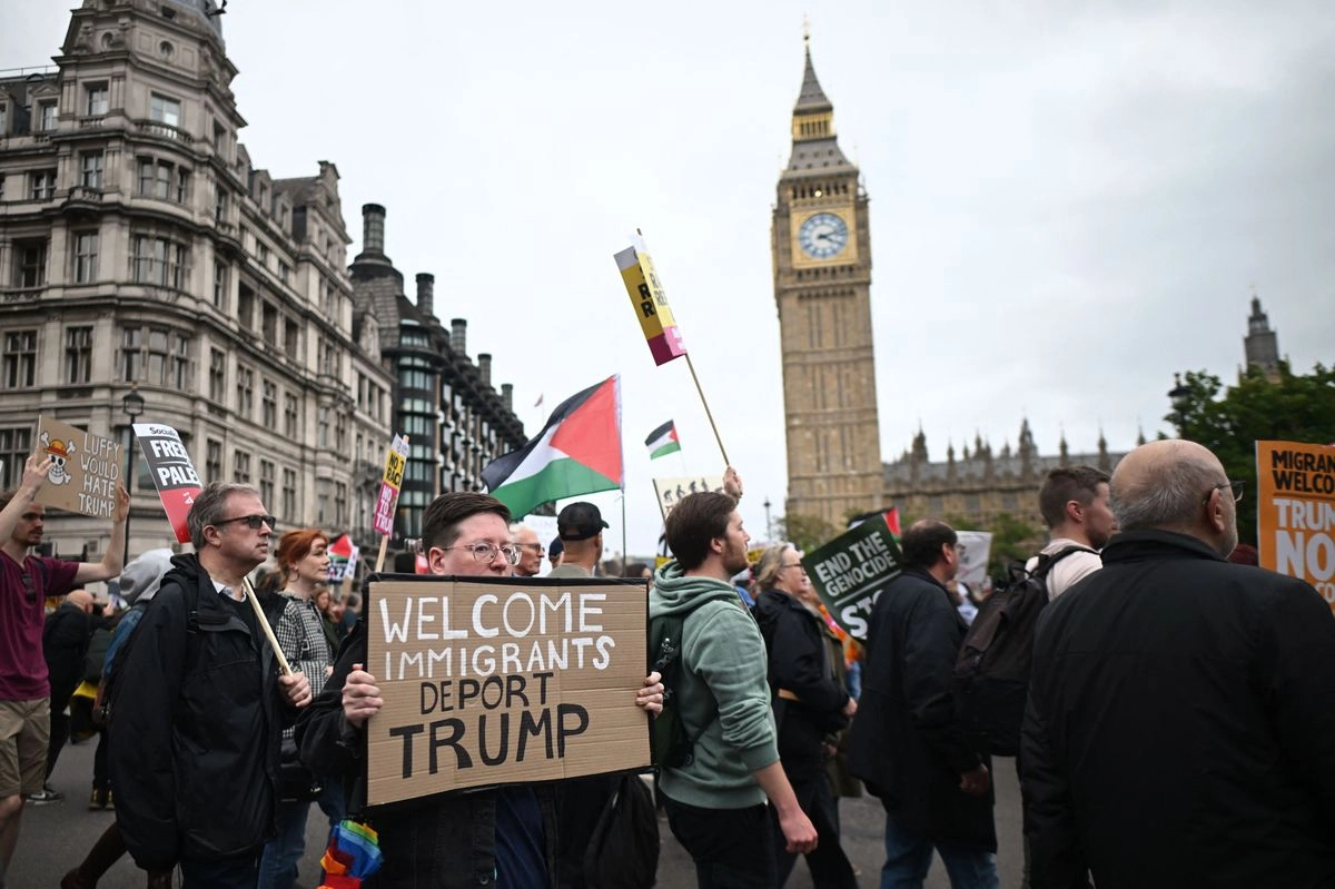 Manifestantes portan pancartas y banderas palestinas mientras marchan por la Plaza del Parlamento para protestar contra la visita de Estado de Donald Trump, en Londres, Inglaterra, el 17 de septiembre de 2025. Foto  
